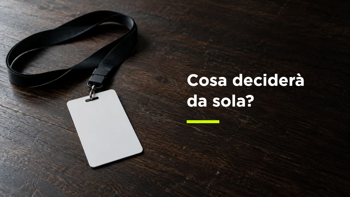 Badge aziendale bianco senza nome su una scrivania: il ruolo da definire prima di assumere un marketing manager.