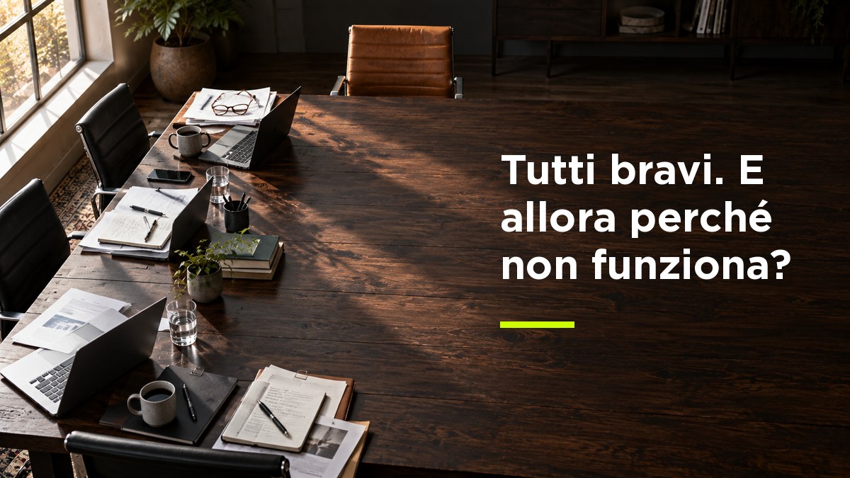 Cinque cavi di colori diversi appoggiati su un tavolo scuro, ognuno con il connettore rivolto verso il centro e nessuno collegato all'altro