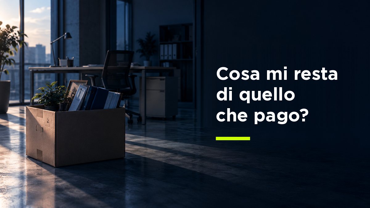 Uno scatolone di documenti lasciato in un ufficio vuoto, con una scrivania sgombra sullo sfondo